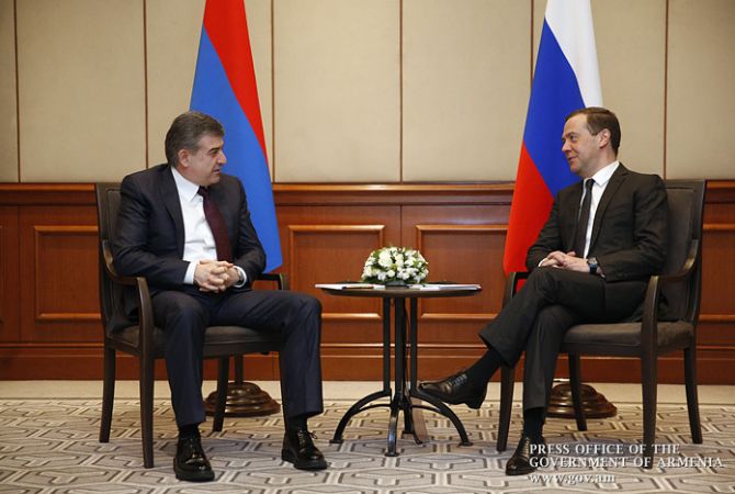 رئيس الوزراء كارن كارابيتيان يجري لقاء خاص مع رئيس الوزراء الروسي ديمتري ميدفيديف في بيشكيك