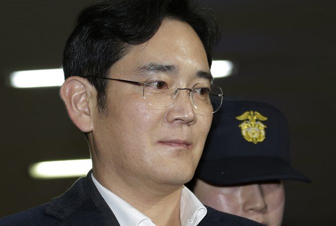 Глава Samsung отвергает обвинения по делу о взяточничестве

