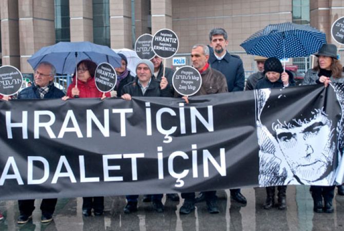 Dink’s friends once again gather outside Istanbul’s Justice Palace