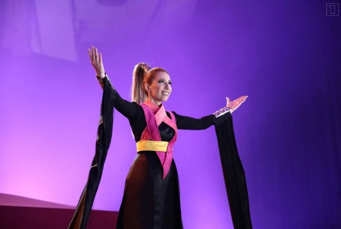 До премьеры песни армянской участницы «Евровидения-2017» остались считанные часы: 
Видео