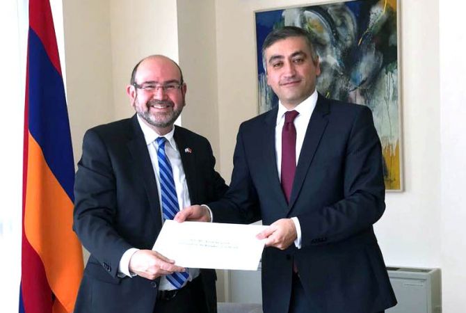 Посол Израиля вручил копии верительных грамот заместителю министра ИД Армении
