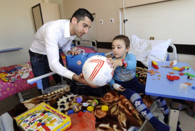 Henrikh Mkhitaryan surprises kids in Hematology Center with charity visit