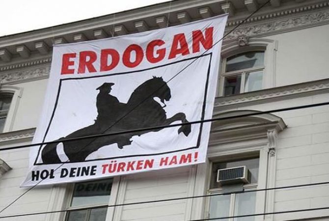نشطاء نمساويون  يعلقون في فيينا لافتة ضخمة أمام السفارة التركية «إردوغان، خذ الأتراك وأذهب»