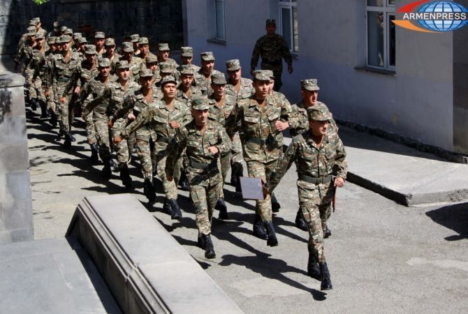 В Армении военнослужащие-призывники, по собственному желанию, будут приняты на 
военную службу по контракту