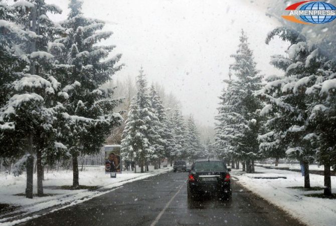На некоторых дорогах в Армении идет снег