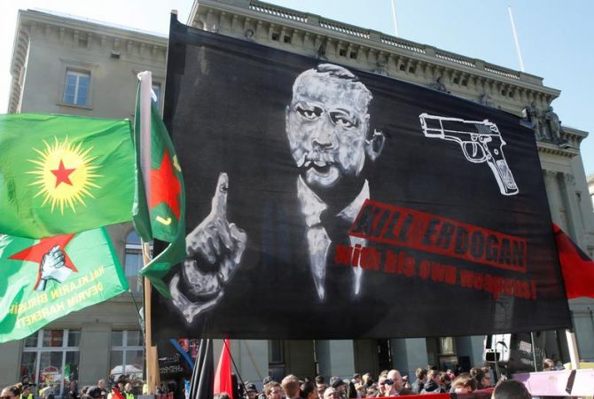 «اقتلوا إردوغان بنفس الأسلحة الخاصة به»
-الألاف فى سويسرا يتظاهرون ضد تركيا-