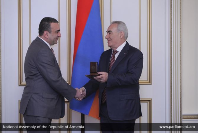 Спикер парламента наградил Почетной медалью НС Армении директора 
Государственного театра музыкальной комедии им. А.Пароняна К.Шахбазяна