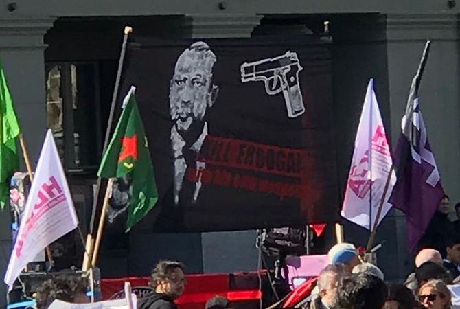 В Швейцарии начато расследование по делу о плакате против Эрдогана