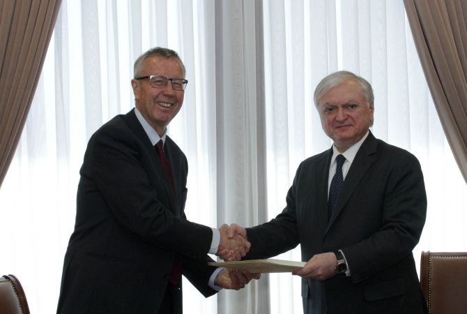 Newly appointed Ambassador of New Zealand presents copy of credentials to Armenia’s FM