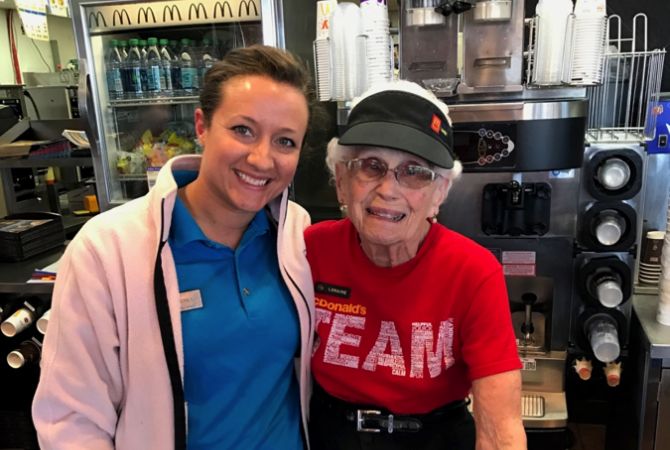 94-летняя американка отметила 44-ю годовщину работы в «Макдоналдсе»