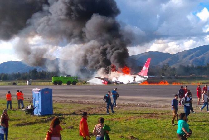 Загоревшийся при посадке в Перу пассажирский самолет попал на видео