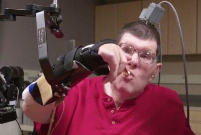 Ученые вернули парализованному американцу способность двигать рукой