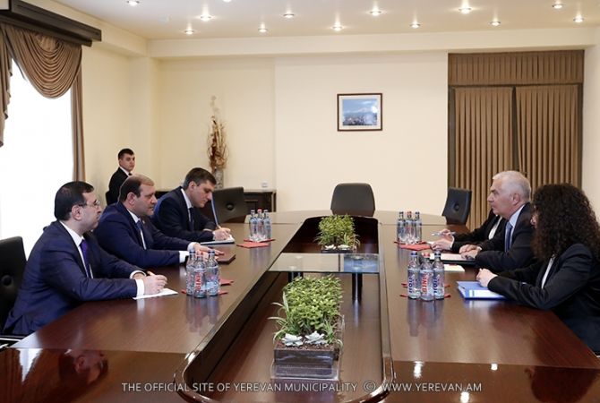  В рамках встречи стороны также обсудили вопросы, связанные с мероприятиями, 
приуроченными ко Дню Европы, который пройдет в Ереване 27-го мая 