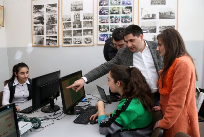 Ученики  средней школы Азатамута прибретают знания в лаборатории «Армат»