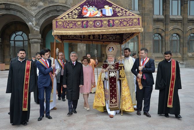 Президент  Серж  Саргсян присутствовал на Патриаршем богослужении по случаю Св. 
Пасхи
