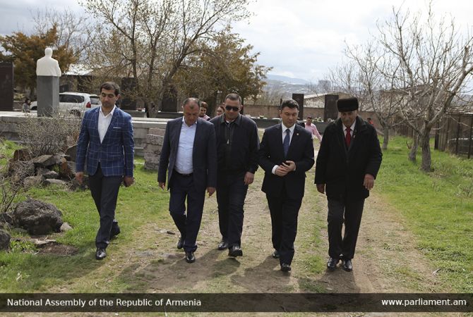Э.Шармазанов посетил представителей езидской общины Армении и поздравил их с 
Новым годом