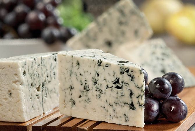 Компания «Спайка» планирует начать в Армении производство сыра Рокфор