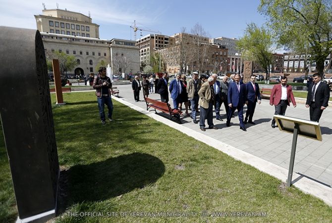 В парке, прилегающем к площади Республики, установлены еще 4 копии хачкаров
