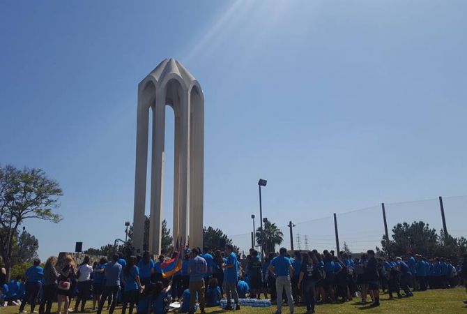 700 طالب أرمني يزورون النصب التذكاري للإبادة الجماعية الأرمنية في كاليفورنيا، الولايات المتحدة 
الأميركية -فيديو-