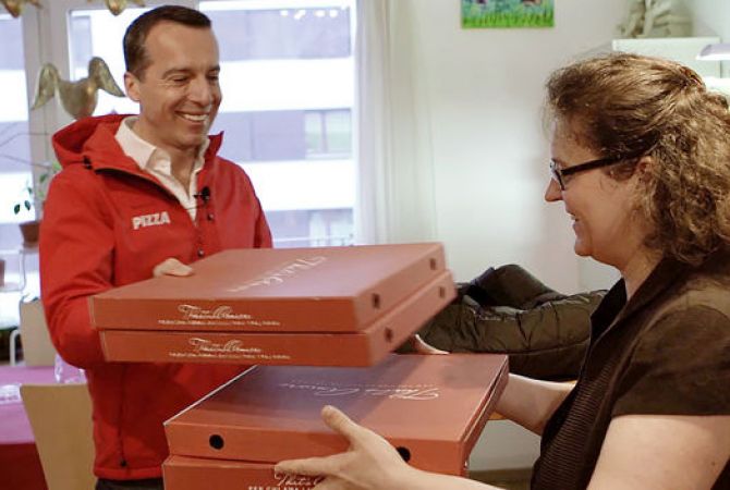 Канцлер Австрии попробовал себя в роли доставщика пиццы в преддверии Дня труда