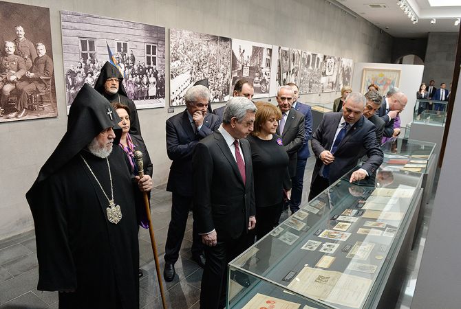 Президент Серж Саргсян осмотрел уникальные экспонаты посвящённой 25-летию 
независимости РА временной выставки "От Егерна к восстановлению независимости" 