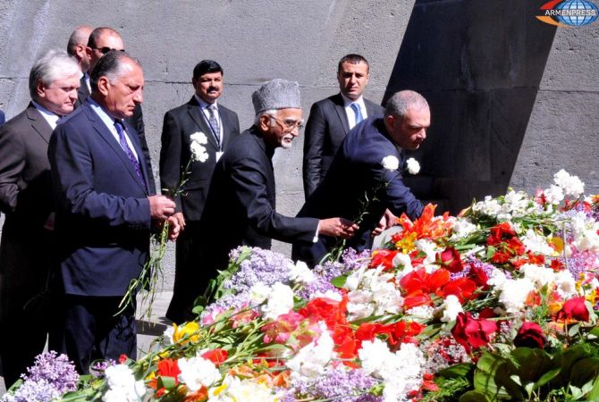 India’s Vice President pays tribute to Armenian Genocide victims in Tsitsernakaberd Memorial