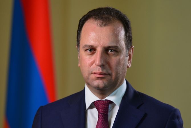 Делегация, возглавляемая министром обороны Армении Вигеном Саргсяном, вылетела в 
Москву