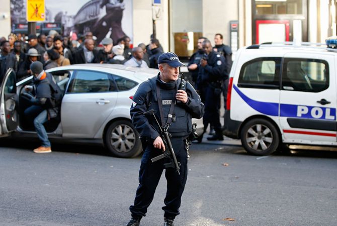 Несколько лицеев Парижа блокированы протестующими против Ле Пен и Макрона 
школьниками