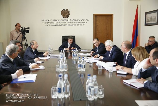 Премьер-министр Армении провел встречу с представителями организаций-
застройщиков