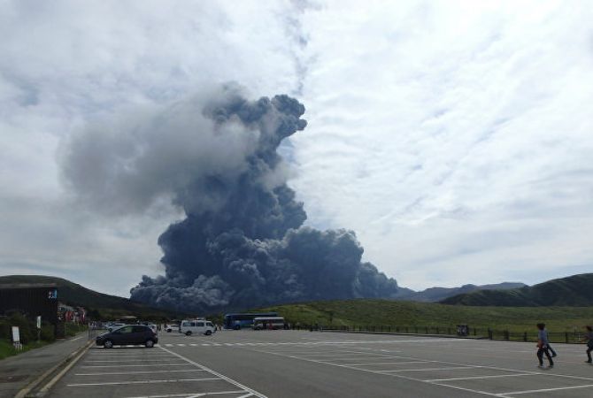 На юге Японии вулкан выбросил столб пепла высотой более трех тысяч метров

