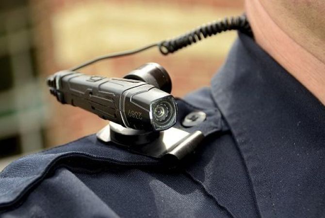 СМИ: оснащенные видеокамерами полицейские начали патрулировать улицы Нью-Йорка