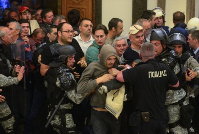В беспорядках у парламента Македонии пострадали более ста человек