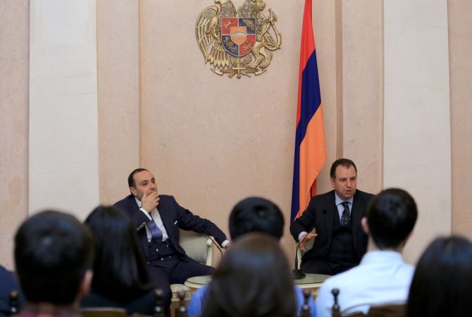 وزير الدفاع فيكين سركيسيان يلتقي في السفارة الأرمينية بموسكو مع الطلاب الأرمن بمؤسسات التعليم 
العالي في روسيا