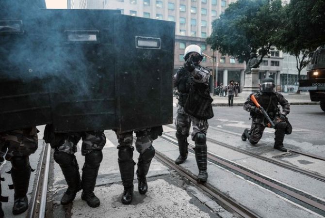 В Рио-де-Жанейро полиция разогнала протестующих против реформ с помощью 
слезоточивого газа