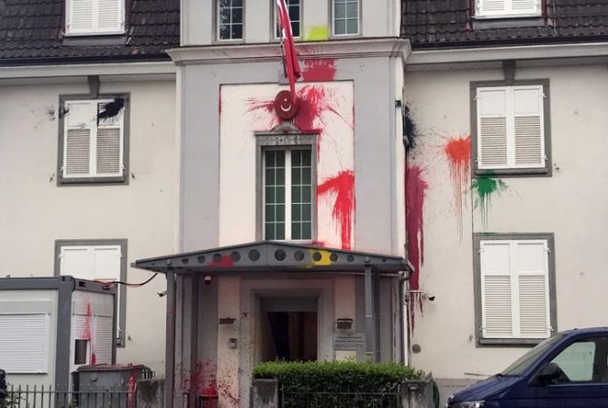 ‘Kill Erdogan’ – Turkish consulate in Zurich attacked by masked group