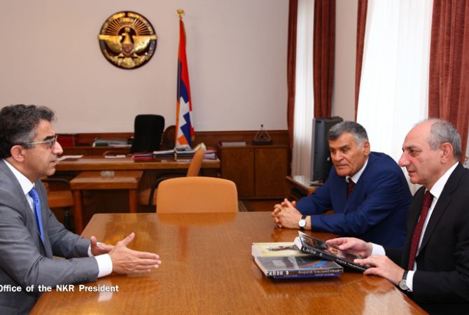 Президент Республики Арцах Бако Саакян принял американского писателя армянского 
происхождения Овсепа Налбандяна