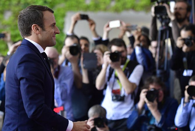  Французы доверяют Макрону меньше, чем его предшественникам, показал опрос 