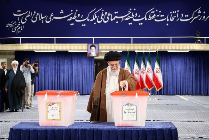 Аятолла Али Хаменеи проголосовал на президентских выборах