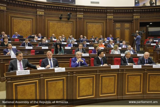 В НС Армении продолжается обсуждение вопроса избрания председателей постоянных 
комиссий НС Армении: Прямой эфир