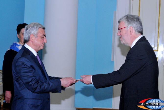 Президент Армении Серж Саргсян принял верительные грамоты новоназначенного посла 
Бельгии в Армении Жана-Артура Режибо