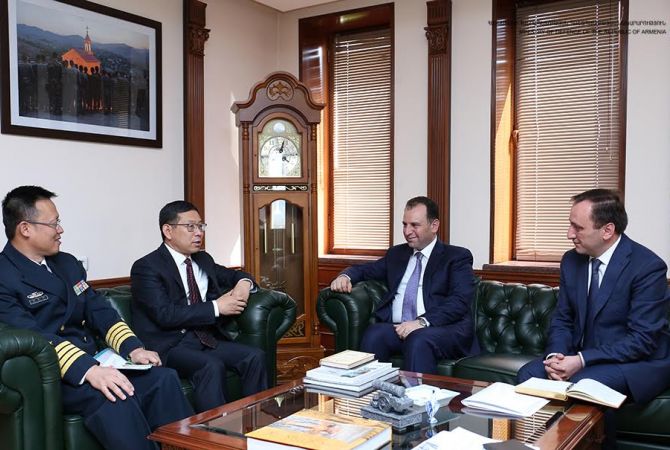 وزير الدفاع فيكين سركيسيان يستقبل الملحق العسكري لسفارة الصين- المعين حديثاً بأرمينيا- والبحث 
في سبل توسيع التعاون