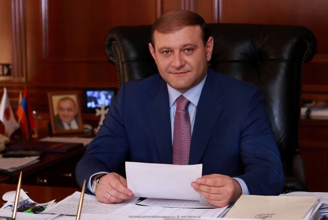 Yerevan Mayor congratulates school kids on graduation