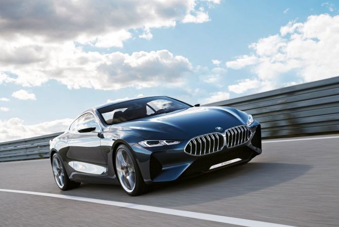 BMW показал новый концепт с квадратным рулем