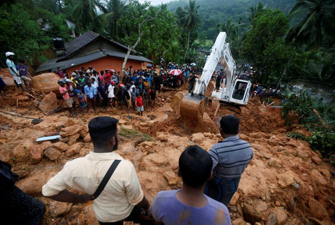 В результате наводнений на Шри-Ланке погибли 100 человек
