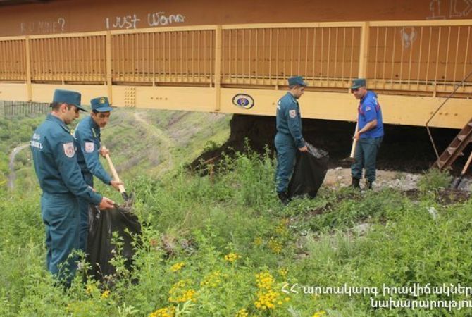 Officers of emergency situations ministry actively participate in Clean Armenia’s countrywide 
community work day