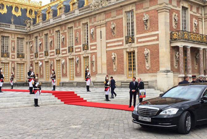 Putin, Macron meet in Versailles