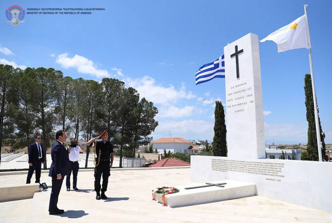 Armenia’s defense minister pays homage to fallen Cypriot soldiers for independence