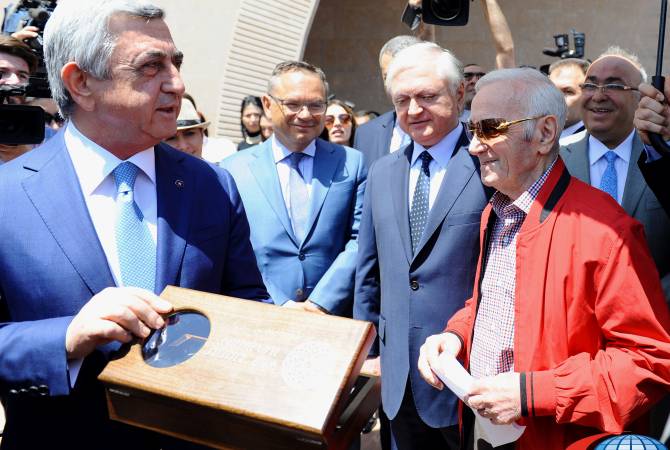 Президент Армении Серж Саргсян присутствовал на церемонии вручения ключа дома-
музея Азнавура фонду «Азнавур»