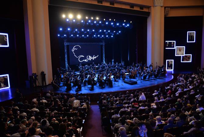 شارل أزنافور يحضر الحفل المخصص لمسيرته الفنية «لأجلك أزنافور» على مسرح دار الأوبرا والباليه في 
يريفان