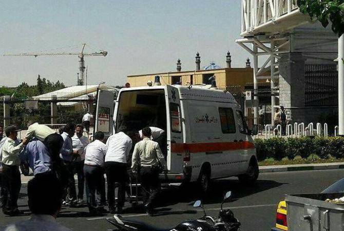 СМИ: в мавзолее имама Хомейни в Иране началась стрельба